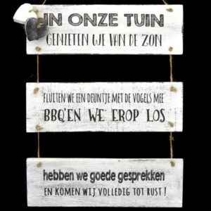 tekstbord in onze tuin genieten we van de zon